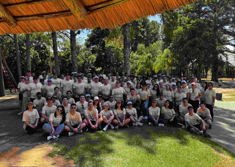 A proposta estimula o autoconhecimento, a responsabilidade individual e a proatividade no ambiente de trabalho