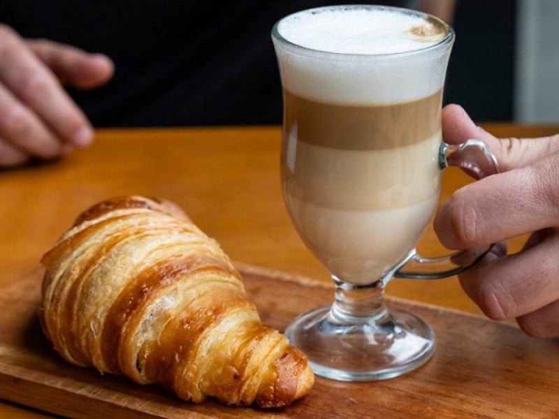 Al&eacute;m do famoso caf&eacute; preto, os gelados fazem sucesso no card&aacute;pio<br />Foto: Adulla/Reprodu&ccedil;&atilde;o/JC