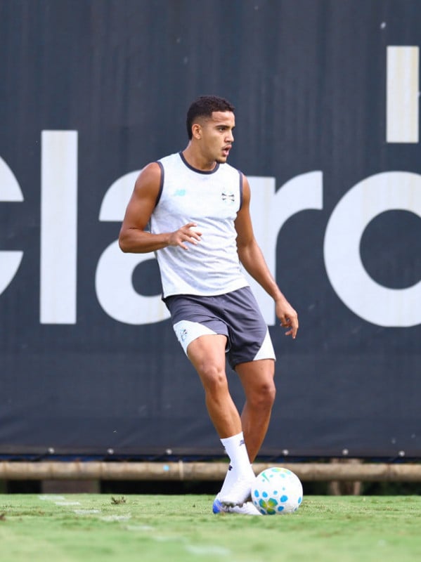 Após respiro na Sul-Americana, Luís Castro prepara mudanças na zaga do Grêmio