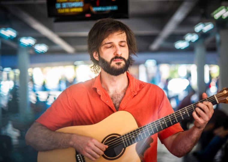 Em Se Acostumar, cantor e compositor assume a posição de cronista da vivência urbana na capital gaúcha