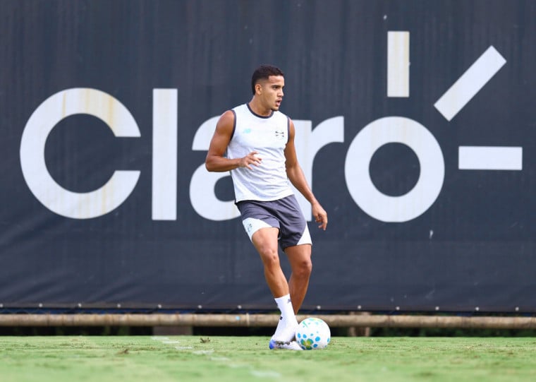 Três jogadores disputam vaga ao lado de Gustavo Martins