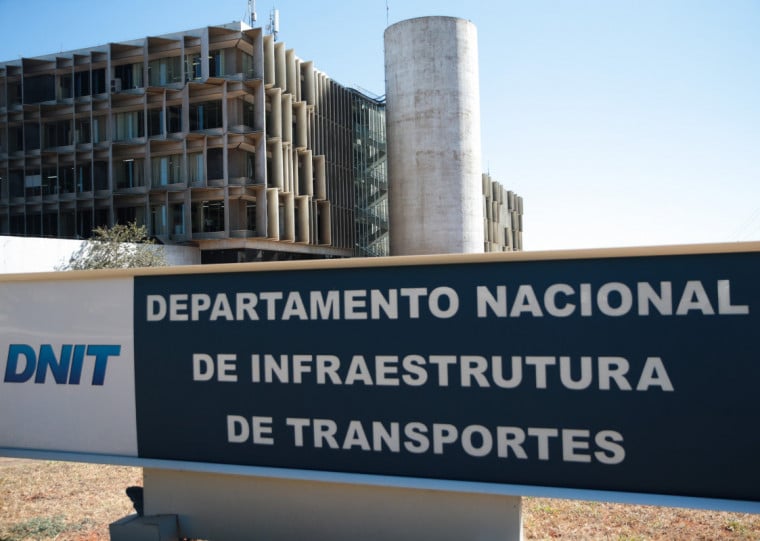 A obra é o resultado de uma colaboração entre o corpo técnico do DNIT e especialistas da área ambiental