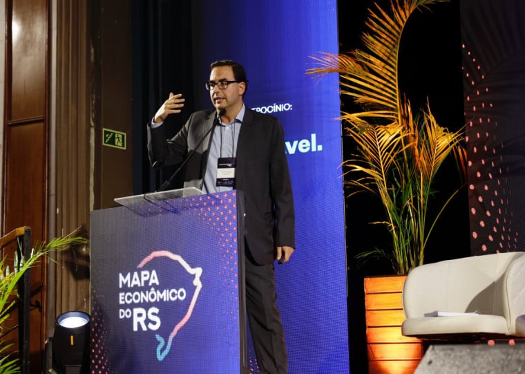 No palco da Sociedade Rio Branco, o editor-chefe do Jornal do Comércio, Guilherme Kolling, apresentou a iniciativa