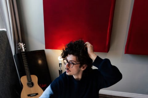 Caxiense Henrique Tibola investiga o amor e a solidão em álbum de estreia