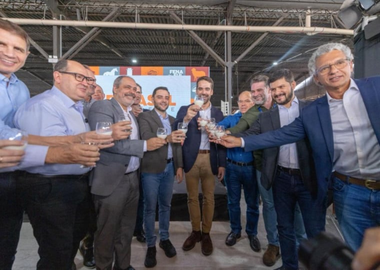 Apesar do cenário conturbado do setor, lançamento da Fenasul Expoleite teve o tradicional brinde dom leite