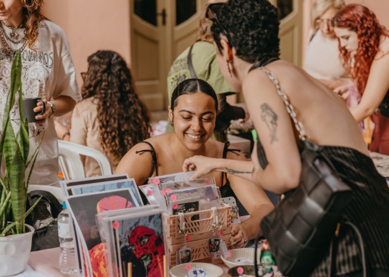 Com ampla variedade de produtos, feira Movimento Criativo tem início às 10h; Oficina de tiaras para crianças terá duas turmas a partir das 14h