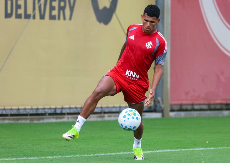 Aguirre deve voltar a ser improvisado na lateral-esquerda