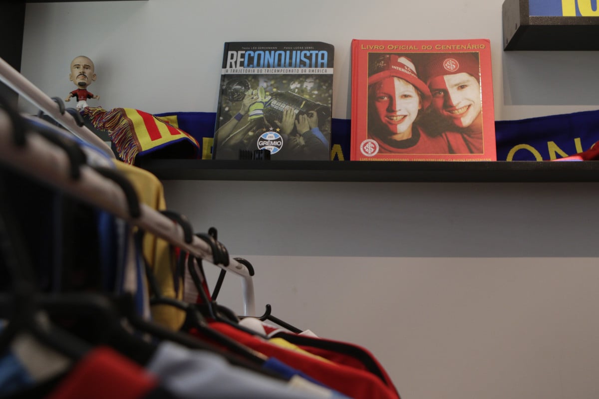 Colecionadores, eles tamb&eacute;m possuem seu pr&oacute;prio acervo pessoal, com camisas raras e pe&ccedil;as marcantes de clubes e jogadores que fazem parte de suas hist&oacute;rias no futebol | FABIOLA CORREA/JC