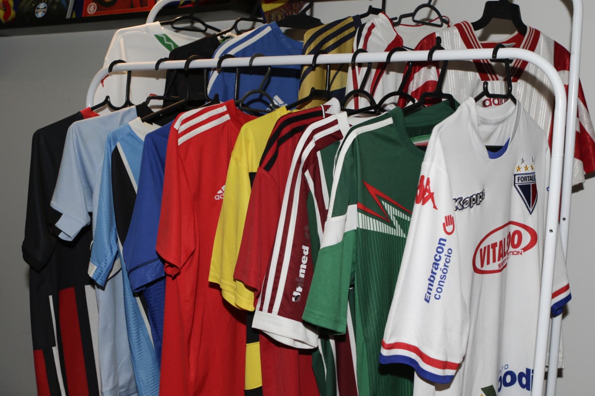 Colecionadores, eles tamb&eacute;m possuem seu pr&oacute;prio acervo pessoal, com camisas raras e pe&ccedil;as marcantes de clubes e jogadores que fazem parte de suas hist&oacute;rias no futebol | FABIOLA CORREA/JC
