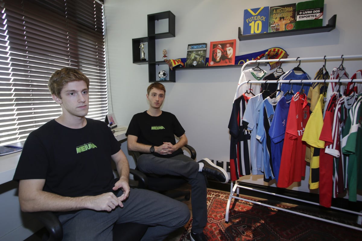 Arthur e Henrique se conhecem desde a inf&acirc;ncia e decidiram criar um neg&oacute;cio a partir do meio que mais gostam: o futebol | FABIOLA CORREA/JC
