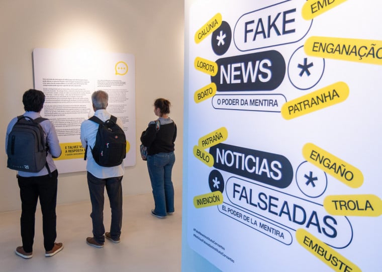 Mostra que já passou por Nova York e São Paulo tem entrada gratuita e investiga os impactos sociais da desinformação