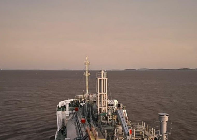 A operação simboliza um avanço significativo na eficiência logística, já que a navegação noturna permite reduzir em até dois dias o tempo de viagem das embarcações