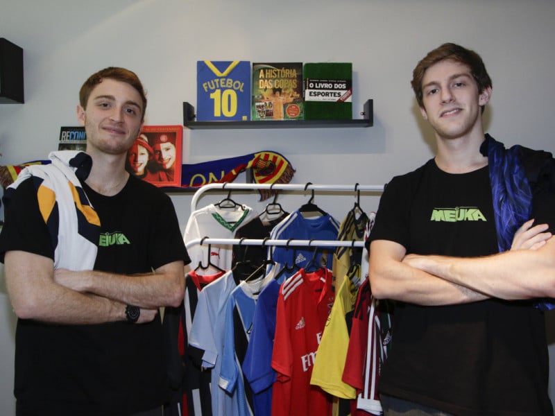 Arthur e Henrique se conhecem desde a inf&acirc;ncia e decidiram criar um neg&oacute;cio a partir do meio que mais gostam: o futebol<br />Foto: FABIOLA CORREA/JC