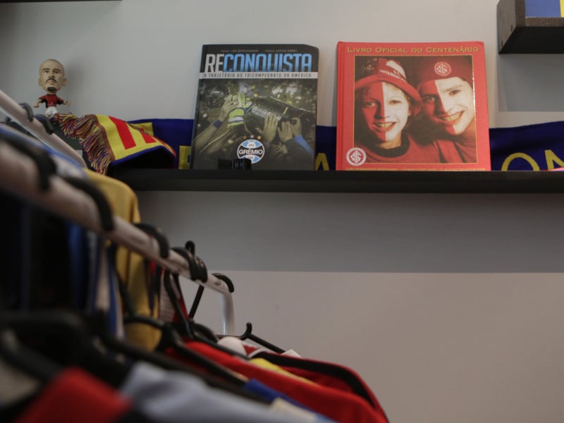 Colecionadores, eles tamb&eacute;m possuem seu pr&oacute;prio acervo pessoal, com camisas raras e pe&ccedil;as marcantes de clubes e jogadores que fazem parte de suas hist&oacute;rias no futebol<br />Foto: FABIOLA CORREA/JC