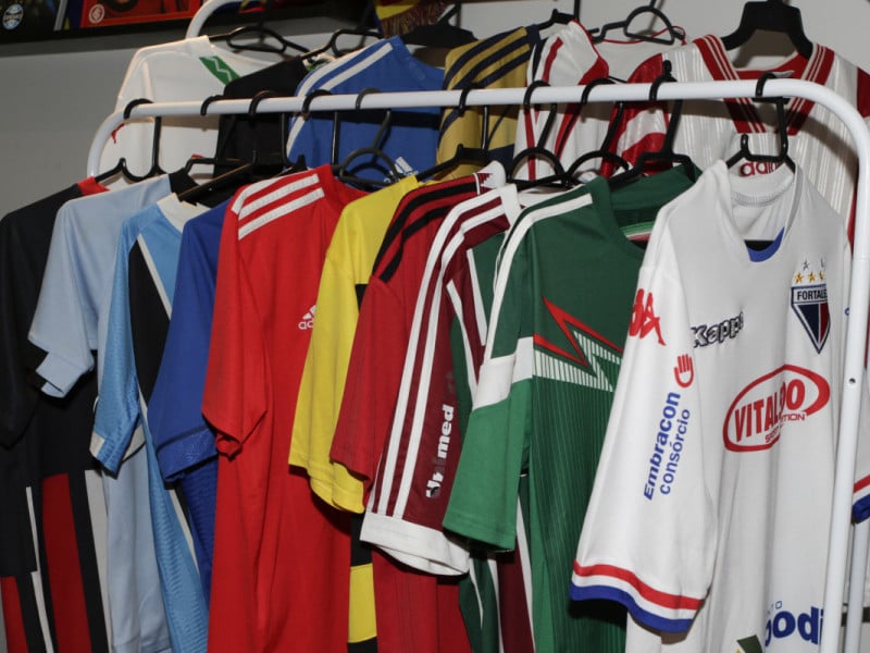 Colecionadores, eles tamb&eacute;m possuem seu pr&oacute;prio acervo pessoal, com camisas raras e pe&ccedil;as marcantes de clubes e jogadores que fazem parte de suas hist&oacute;rias no futebol<br />Foto: FABIOLA CORREA/JC