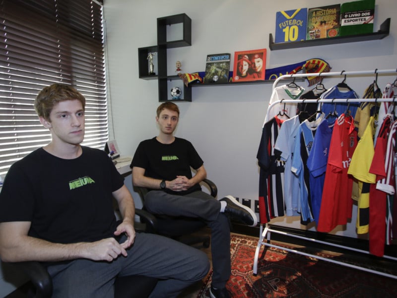 Arthur e Henrique se conhecem desde a inf&acirc;ncia e decidiram criar um neg&oacute;cio a partir do meio que mais gostam: o futebol<br />Foto: FABIOLA CORREA/JC