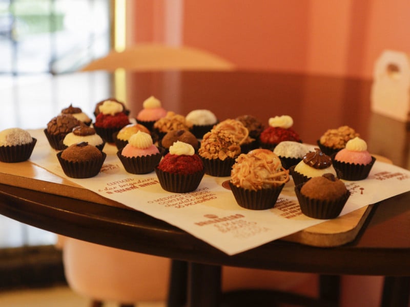 A sequ&ecirc;ncia oferece 10 sabores de brigadeiros<br />Foto: FABIOLA CORREA/JC