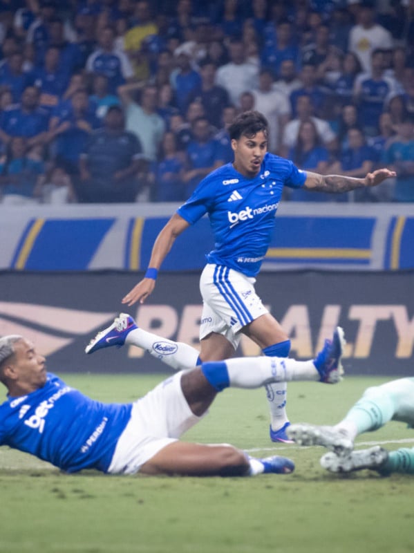 Grêmio leva 2 a 0 do Cruzeiro no Minuerão e segue sem vencer fora de casa no Brasileirão