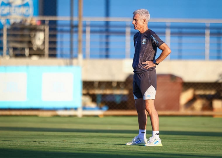 Técnico português deve mudar esquema para o embate na Arena