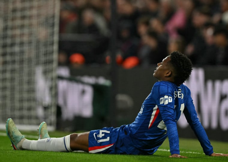 Atleta deixou o campo chorando ainda nos 15 minutos iniciais diante do Manchester United