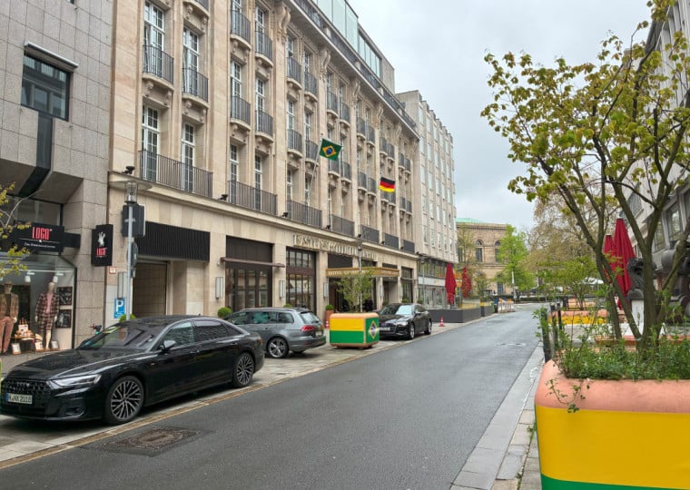 País parceiro da Feira de Hannover em 2026, Brasil tem bandeiras expostas em algumas ruas centrais da cidade alemã