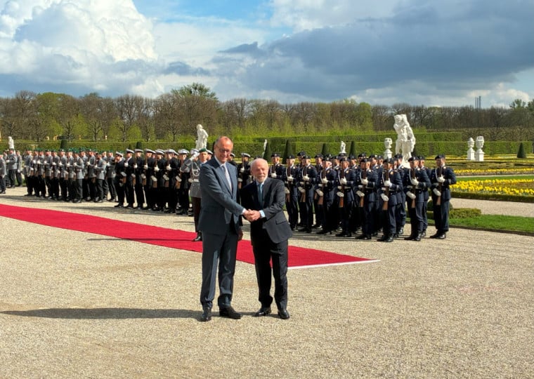 Chefe do Executivo do Brasil foi recebido com honras militares no Pal&aacute;cio de Herrernhausen


