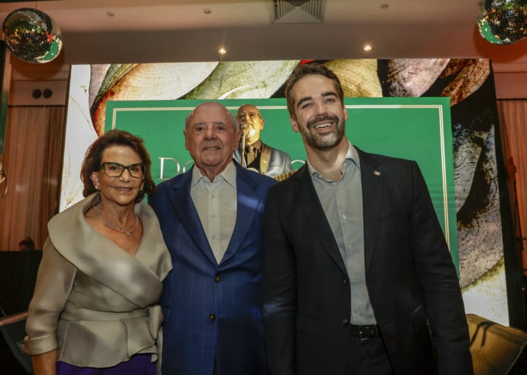 Ana Mottin, o aniversariante Doca Mottin e o governador Eduardo Leite