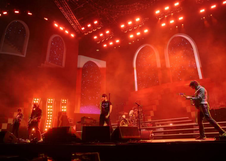 Grupo de rock americano transformou o palco em espaço de manifestação ao projetar imagens e mensagens críticas relacionadas a conflitos internacionais