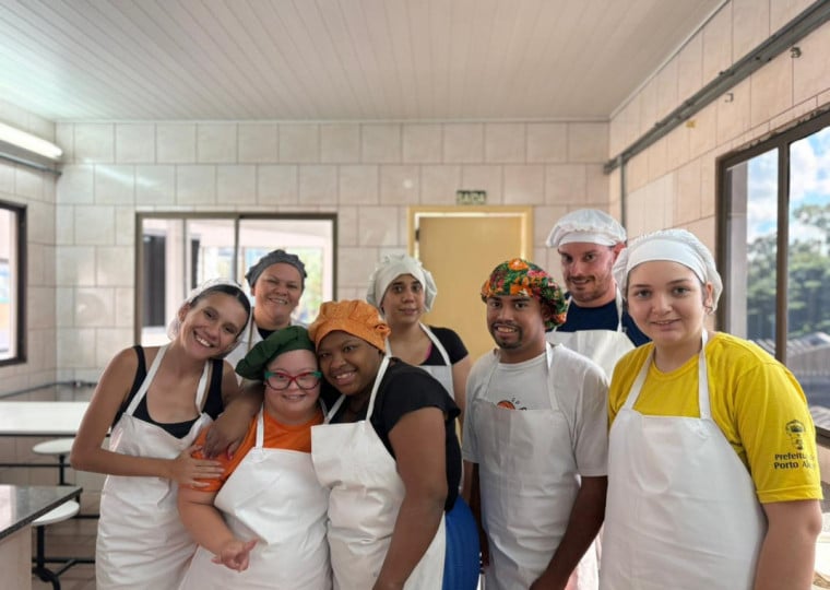 Fábrica de chocolates ensina estudantes a produzir bombons, trufas, alfajores e pães de mel