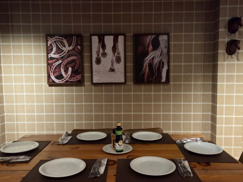 Com uma pegada mais western, a churrascaria aposta em conforto e no espeto corrido cl&aacute;ssico<br />Foto: ISADORA JACOBY/ESPECIAL/JC