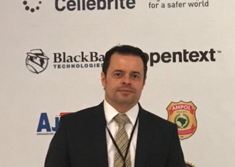 Estados Unidos determinaram sua saída, sob a alegação de que ele teria tentado "manipular" o sistema de imigração