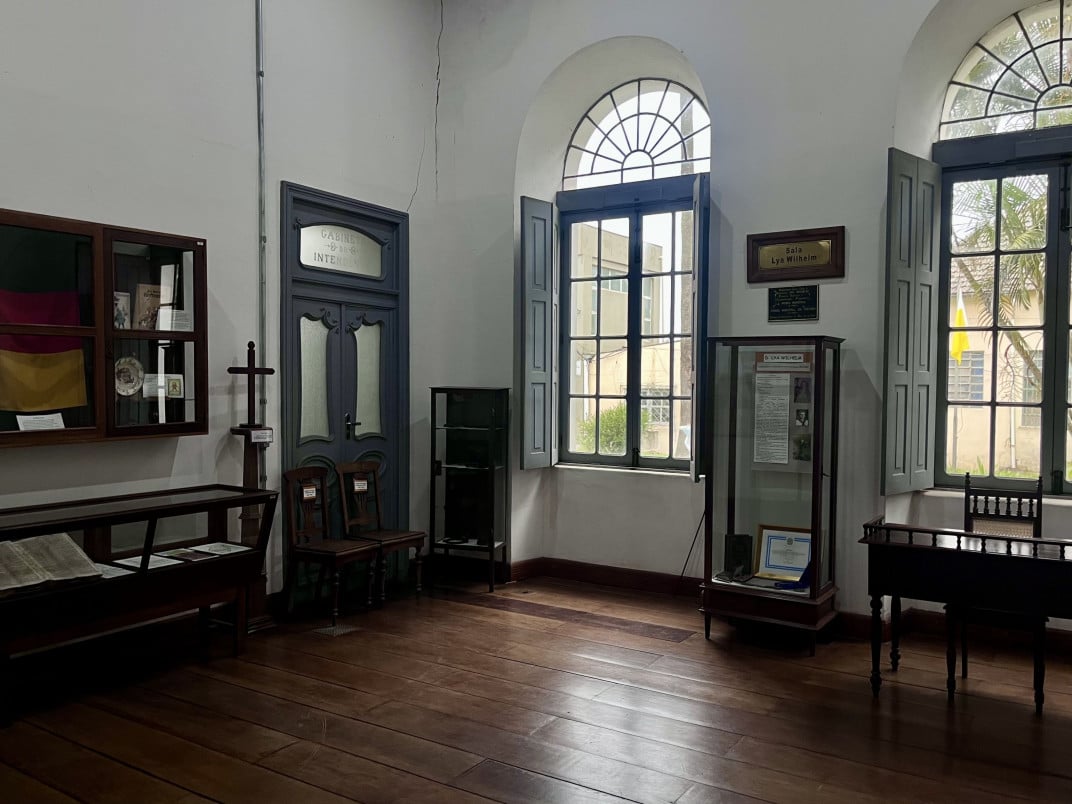 Exposi&ccedil;&atilde;o trata da imigra&ccedil;&atilde;o e forma&ccedil;&atilde;o da cidade; ao lado, antiga sala do intendente municipal, que atualmente abriga o gabinete do prefeito | Ana Stobbe/Especial/JC