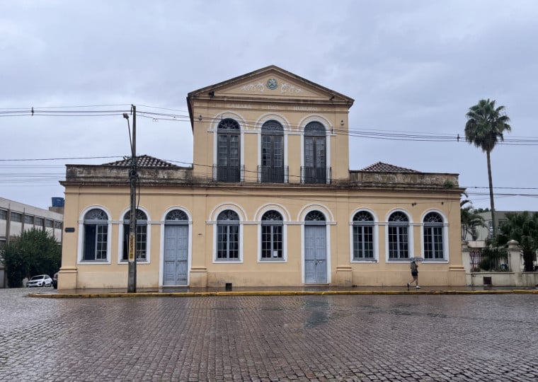 Localizado no centro da cidade, diante da catedral, prédio abrigou a primeira câmara municipal da cidade