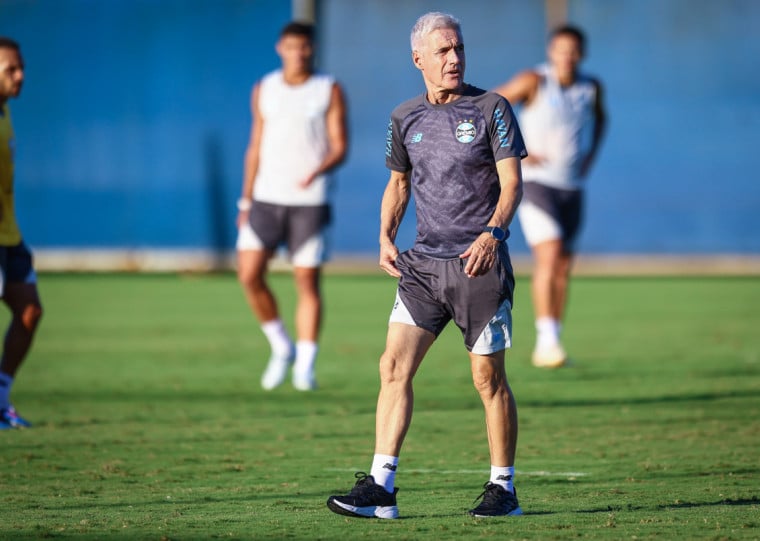 Castro deve repetir a escalação do 2º tempo diante dos paranaenses