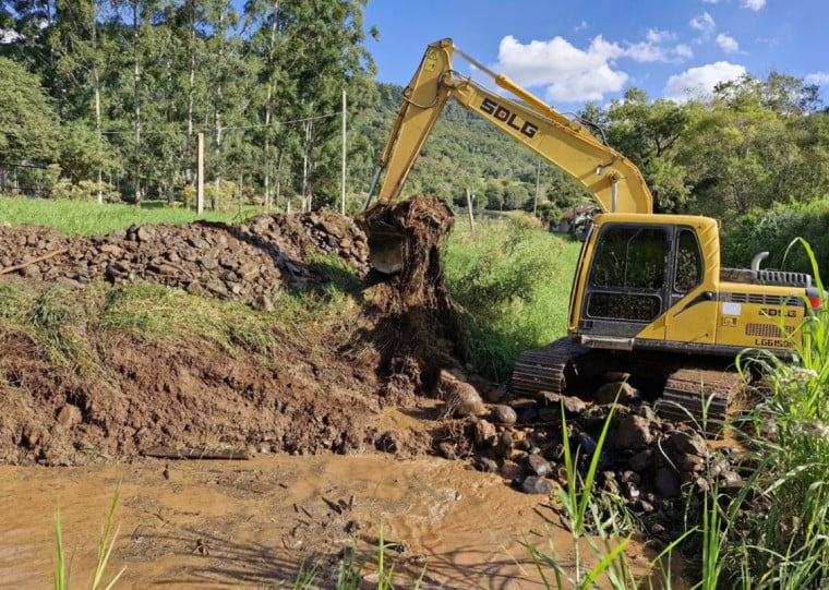 Arroio Bicudo, no distrito de Palmas, recebe as intervenções desde o início do mês