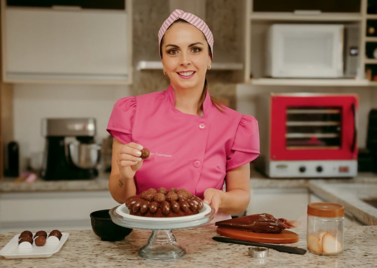 Vanessa viu na venda temporária de doces uma oportunidade de empreender e gerar renda trabalhando de casa
