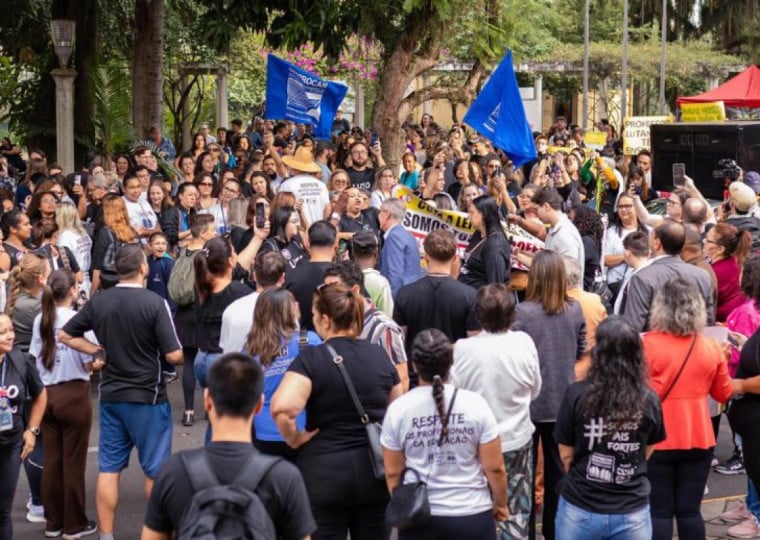 Primeiro dia de paralisa&ccedil;&atilde;o em Canoas reuniu professores e governo em busca de acordo