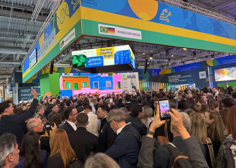 Forró de João Gomes animou brasileiros e participantes de outros países no Pavilhão 12 do evento na Alemanha