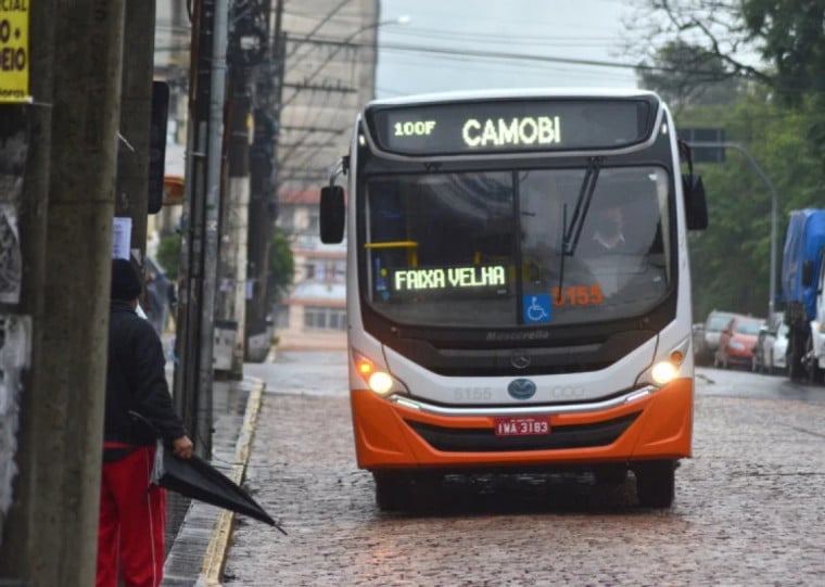 Em um período de 20 meses, tarifa subiu mais de R$ 2 para o passageiro; empresas alegam que operam de forma deficitária