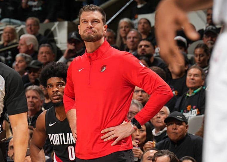 Splitter lidera Blazers nos playoffs, mas enfrenta incertezas sobre seu futuro