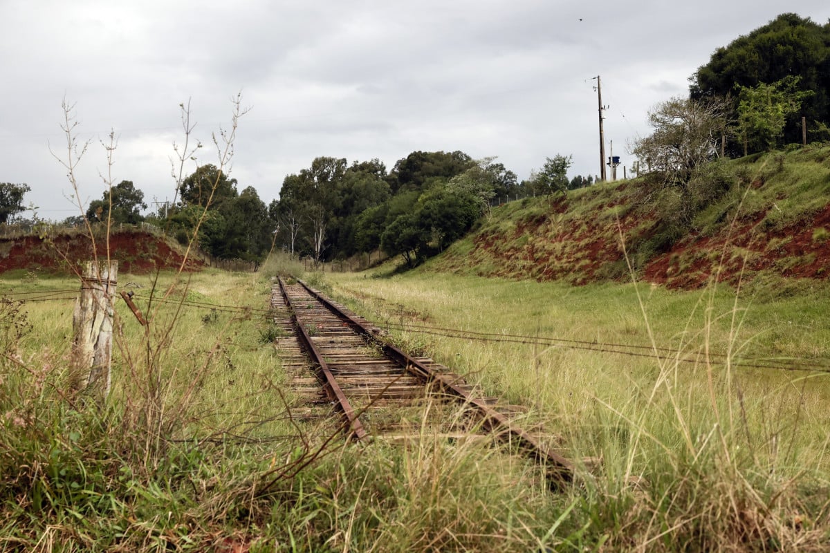 Atualmente, os trilhos, que passam pr&oacute;ximos ao novo distrito industrial de Cachoeira do Sul, se encontram abandonados  | T&Acirc;NIA MEINERZ/JC