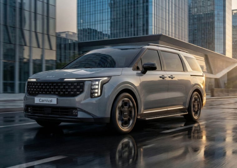 Portas traseiras são deslizantes e elétricas, para facilitar o acesso dos passageiros à cabine