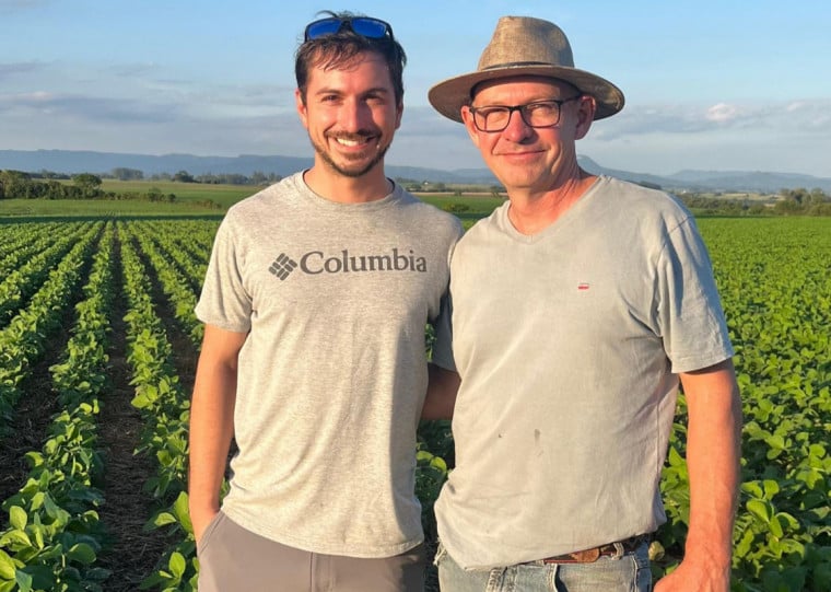 Gabriel Hintz e o pai, Jaques, têm na análise de dados a base para o cultivo na propriedade em Novo Cabrais