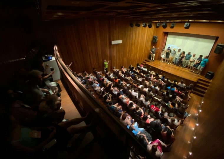 Evento gratuito acontece de 28 de abril a 2 de maio e combina sessões dos filmes concorrentes, atividades de formação e apresentações musicais