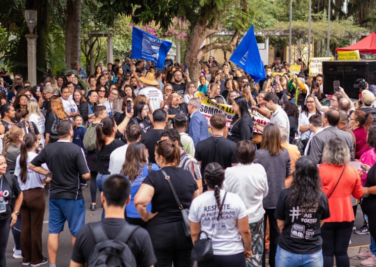 Entre outras coisas, os professores pedem pelo cumprimento do piso nacional do magistério, aumento real de 10% nos vencimentos e revisão dos planos de carreira