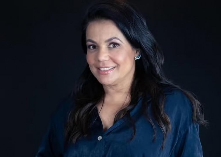 Publicado h&aacute; 20 anos, ensaio mostrava atriz em poses sensuais enquanto simulava tarefas dom&eacute;sticas