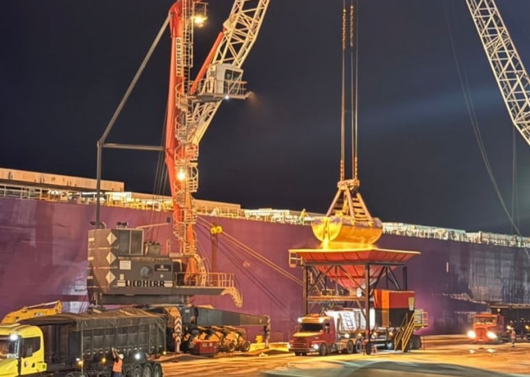 A descarga de fertilizantes do navio Longevity Diva foi retomada na noite de sexta-feira