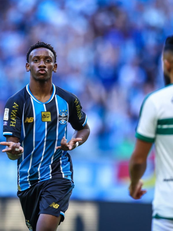 Em jogo movimentado, Grêmio vence o Coritiba e se afasta da zona de rebaixamento