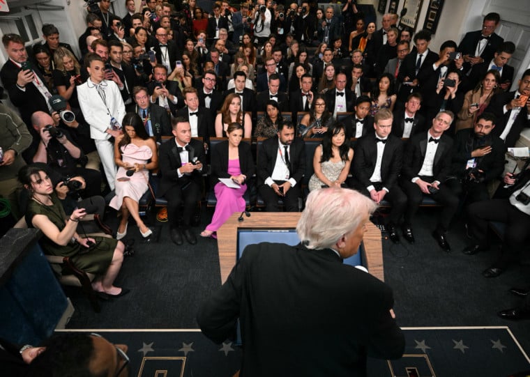 Trump foi retirado às pressas de jantar com jornalistas após disparo de tiros na noite deste sábado (25)