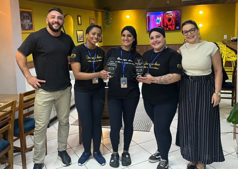 S&oacute;cios e casal &Aacute;vila e Priscila (dir.), com funcion&aacute;rias do time da Berola